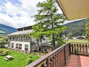 Pflanze, Himmel, Eigentum, Gebäude, Wolke, Baum, Holz, Freizeit, Eco Hotel, Schatten