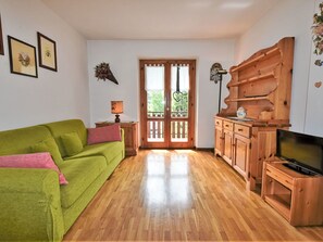 Möbel, Eigentum, Cabinetry, Pflanze, Couch, Holz, Interior Design, Beleuchtung, Die Architektur, Wohnzimmer