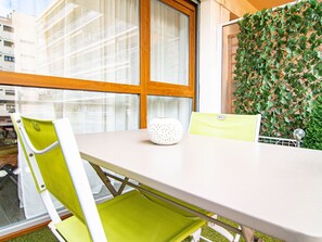 Table, Furniture, Building, Wood, Shade, Chair, Rectangle, Interior Design, Architecture, Flooring