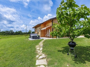 Wolke, Himmel, Pflanze, Gebäude, Baum, Haus, Natürliche Landschaft, Grundstueck, Gras, Fahrzeug