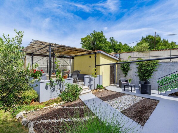 Jardin, Lot Terre, Pot De Fleur, Ombre, Aménagement Paysager, Cour, Plante D'Appartement, Arrière-Cour, Eco Hôtel
