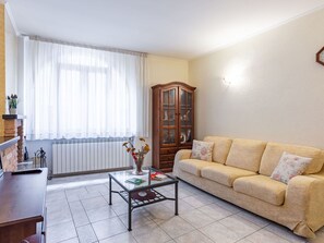Property, Furniture, Table, Building, Couch, Wood, Interior Design, Flooring, Floor, Living Room
