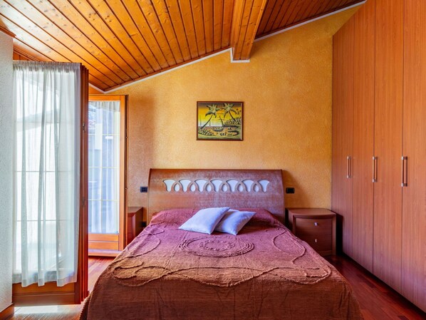 Furniture, Property, Building, Comfort, Wood, Bed Frame, Interior Design, Lighting, Bed, Wall