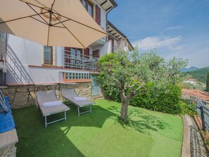 Plant, Property, Building, Sky, Cloud, Architecture, Shade, Land Lot, Urban Design, Neighbourhood