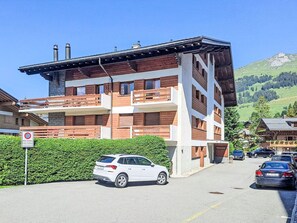 Voiture, Ciel, Bâtiment, Roue, Propriété, Véhicule, Fenêtre, Architecture, Plante