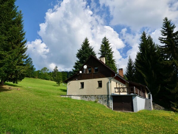 Wolke, Pflanze, Himmel, Eigentum, Natürliche Landschaft, Blatt, Baum, Natürlichen Umgebung, Haus, Berg