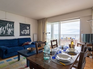 Tabelle, Möbel, Geschirr, Azurblau, Stuhl, Holz, Gebäude, Wohnzimmer, Interior Design, Bilderrahmen