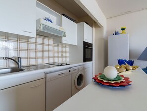 Cabinetry, Spüle, Countertop, Sinken, Interior Design, Zapfhahn, Küche, Fussboden, Haushaltsgerät, Flooring