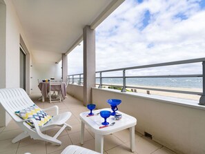 Himmel, Wasser, Möbel, Tabelle, Wolke, Stuhl, Azurblau, Fenster, Schatten, Interior Design