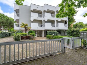 Pflanze, Himmel, Gebäude, Fenster, Zaun, Baum, Die Architektur, Vegetation, Wolke, Grundstueck
