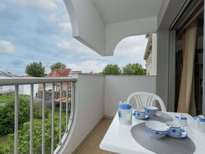 Himmel, Pflanze, Eigentum, Geschirr, Wolke, Tabelle, Gebäude, Fenster, Dishware, Baum