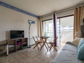 Möbel, Holz, Fussboden, Flooring, Komfort, Hartholz, Schatten, Wohnzimmer, Stuhl, Decke