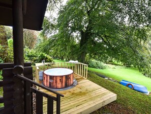 Pflanze, Natürliche Landschaft, Schatten, Baum, Holz, Gartenmöbel, Gebäude, Gras, Freizeit, Hütte