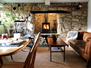 Table, Furniture, Plant, Property, Houseplant, Flowerpot, Wood, Couch, Interior Design, Lighting