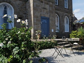 Plante, Fleur, Propriété, Fenêtre, Bâtiment, Architecture, Chaise, Mobilier De Jardin, Immobilier, Façade