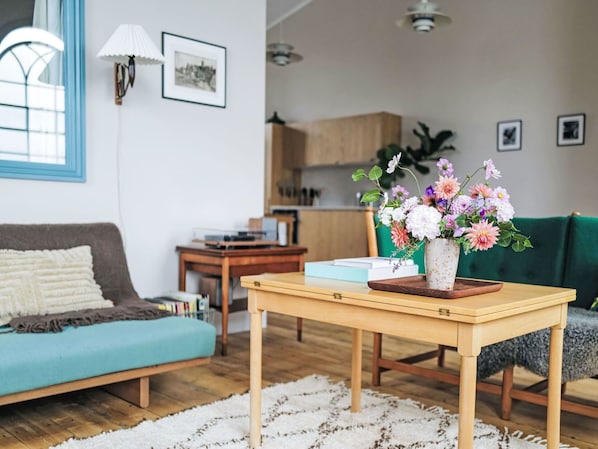 Table, Meubles, Fleur, Propriété, Bâtiment, Canapé, Bleu, Cadre, Design Intérieur, Maison