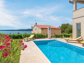 L'Eau, Ciel, Nuage, Plante, Fenêtre, Bâtiment, Fleur, Bleu Azur, Piscine, Mobilier De Jardin