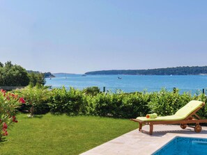 L'Eau, Ciel, Plante, Propriété, Meubles, Bleu Azur, Mobilier De Jardin, Paysage Naturel, Bâtiment, Arbre