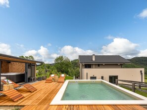 Wolke, Himmel, Eigentum, Gebäude, Wasser, Schwimmbad, Pflanze, Grundstueck, Holz, Schatten
