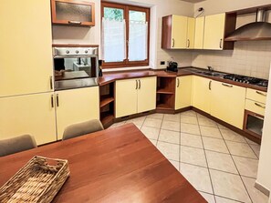 Cabinetry, Countertop, Möbel, Eigentum, Spüle, Sinken, Holz, Herd, Küche, Schublade