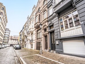 Building, Window, Car, Vehicle, Sky, Road Surface, Urban Design, Wheel, Thoroughfare