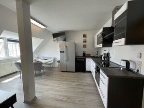 Cabinetry, Countertop, Möbel, Gebäude, Küche, Holz, Küchengerät, Herd, Interior Design, Sinken
