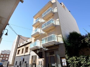 Sky, Building, Window, Urban Design, Neighbourhood, Plant, Condominium, Material Property, Residential Area, House