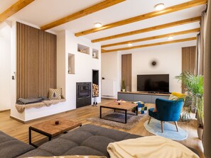 Property, Furniture, Couch, Table, Building, Comfort, Wood, Interior Design, Architecture, Living Room