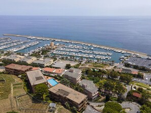 Water, Building, Sky, Urban Design, Coastal And Oceanic Landforms, House, Condominium, Residential Area, Neighbourhood, Tower Block