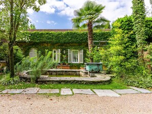 Cloud, Plant, Sky, Window, Tree, Outdoor Bench, Natural Landscape, Land Lot, Building, Grass