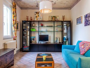 Furniture, Couch, Property, Window, Blue, Lighting, Interior Design, Living Room, Table, Yellow