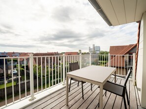 Wolke, Himmel, Pflanze, Gebäude, Fenster, Baum, Haus, Urban Design, Hütte, Gras