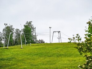 Wolke, Himmel, Pflanze, Gebäude, Fenster, Baum, Haus, Urban Design, Hütte, Gras