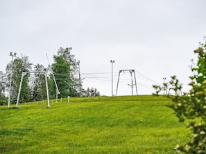 Wolke, Himmel, Pflanze, Gebäude, Fenster, Baum, Haus, Urban Design, Hütte, Gras