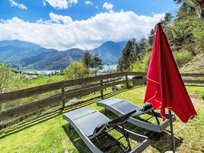 Himmel, Pflanze, Wolke, Baum, Berg, Natürliche Landschaft, Schatten, Gras, Freizeit, Landschaft