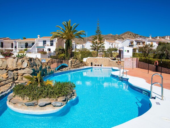 Water, Plant, Sky, Building, Property, Swimming Pool, Azure, Tree, Seaside Resort, Outdoor Furniture