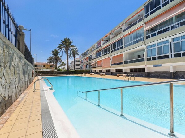 Water, Building, Sky, Daytime, Property, Window, Swimming Pool, Plant, House, Leisure