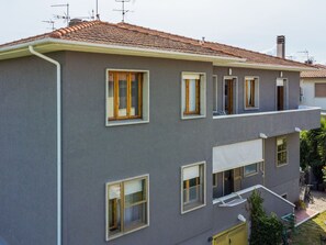 Tabelle, Möbel, Himmel, Pflanze, Eigentum, Gebäude, Geschirr, Stuhl, Tisch Im Freien, Gartenmöbel