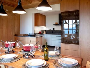Cabinetry, Möbel, Countertop, Eigentum, Geschirr, Küche, Dishware, Holz, Beleuchtung, Interior Design