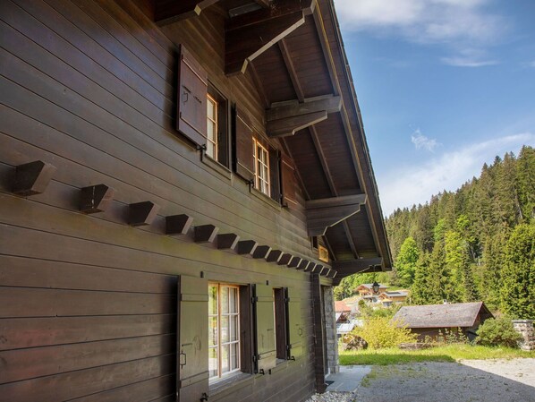 Pflanze, Eigentum, Fenster, Himmel, Gebäude, Wolke, Holz, Strassenbelag, Baum, Schatten
