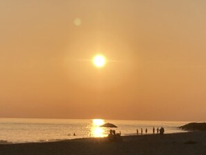 Water, Sky, Atmosphere, Ecoregion, Light, Natural Environment, Beach, Sunlight, Afterglow