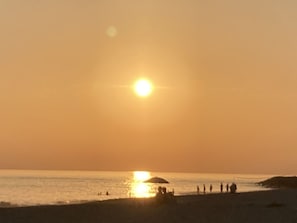 Water, Sky, Atmosphere, Ecoregion, Light, Natural Environment, Beach, Sunlight, Afterglow