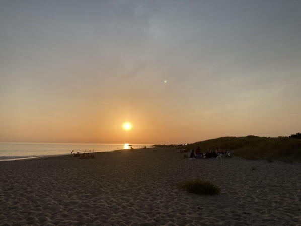 Sky, Water, Cloud, Dusk, Afterglow, Sunlight, Beach, Sunset, Horizon