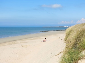 Blue, Water, Beach, Body Of Water, Natural Environment, Coast, Horizon, Coastal And Oceanic Landforms, Sea