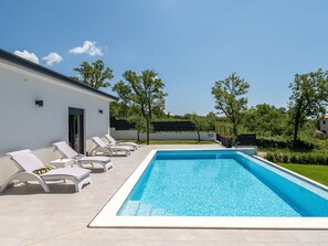 Himmel, Tabelle, Eigentum, Möbel, Gebäude, Pflanze, Stuhl, Fenster, Tisch Im Freien, Geschirr