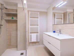 Eigentum, Zapfhahn, Gebäude, Sinken, Holz, Interior Design, Badezimmerschrank, Armatur, Badezimmer
