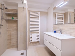 Eigentum, Zapfhahn, Gebäude, Sinken, Holz, Interior Design, Badezimmerschrank, Armatur, Badezimmer