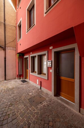 Fenster, Gebäude, Holz, Orange, Backstein, Strassenbelag, Mauerwerk, Asphalt, Wand