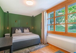 Pflanze, Himmel, Wolke, Gebäude, Baum, Holz, Grundstueck, Fenster, Wohngebiet, Freizeit