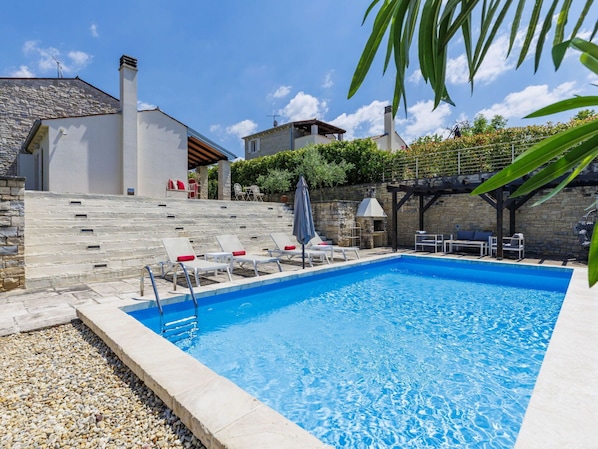 Blau, Schwimmbad, Resort, Verbundwerkstoff, Gartenmöbel, Flagstone, Eco Hotel, Stuhl, Water Feature, Fliese